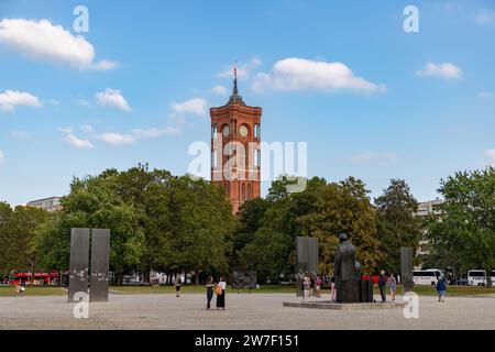 Ein Bild des Roten Rathauses oder des Roten Rathauses aus der Sicht des Marx-Engels Forums. Stockfoto