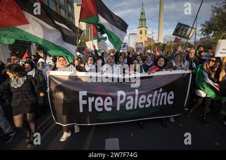 04.11.2023, Deutschland, Berlin, Berlin - große pro-palästinensische Demonstration. Unter dem Motto: Freies Palästina, freies Palästina und Verteidigung der Grunddemokraten Stockfoto