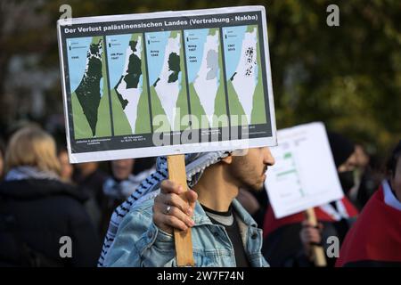 04.11.2023, Deutschland, Berlin, Berlin - große pro-palästinensische Demonstration. Unter dem Motto: Freies Palästina, freies Palästina und Verteidigung der Grunddemokraten Stockfoto