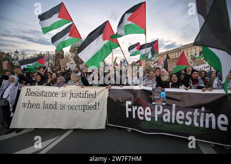 04.11.2023, Deutschland, Berlin, Berlin - große pro-palästinensische Demonstration. Unter dem Motto: Freies Palästina, freies Palästina und Verteidigung der Grunddemokraten Stockfoto