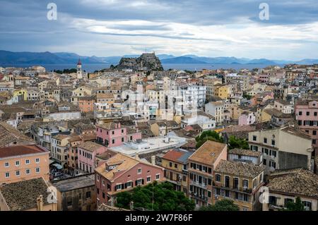 06.09.2023, Griechenland, Korfu-Stadt, Korfu - Blick auf Korfu-Stadt mit der Griechisch-orthodoxen Kirche Agios Spiridon und der Neuen Festung. Festland-Albanien in Stockfoto