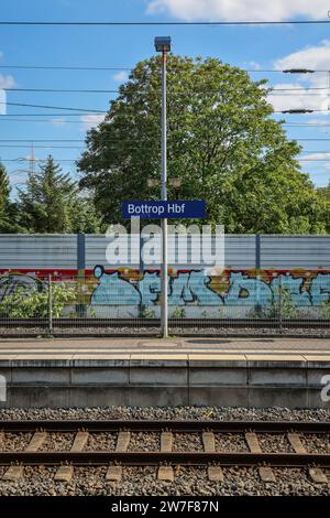 22.09.2023, Deutschland, Bottrop, Nordrhein-Westfalen - Bottrop Hauptbahnhof, Schild Bottrop Hauptbahnhof, Bahngleise und verlassener Bahnsteig. 00X23092 Stockfoto