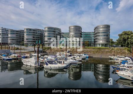 27.09.2023, Deutschland, Duisburg, Nordrhein-Westfalen - Duisburger Innenhafen. Marina Duisburg, die Marina im Innenhafen vor den fünf Stockfoto