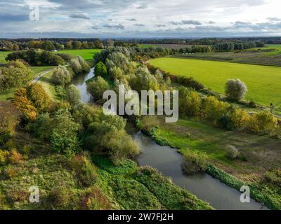 01.11.2023, Deutschland, Bergkamen, Nordrhein-Westfalen - Herbstlandschaft an der Seseke. Die renaturierte Seseke, ein Nebenfluss der Lippe, ist bereits heute Stockfoto