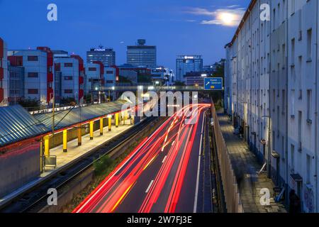 28.10.2023, Deutschland, Essen, Nordrhein-Westfalen - Autobahn A40 im Stadtzentrum in der Abenddämmerung. Verlassene Savignystraße im Untergrund Stockfoto