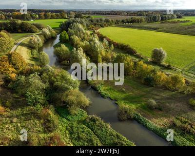 01.11.2023, Deutschland, Bergkamen, Nordrhein-Westfalen - Herbstlandschaft an der Seseke. Die renaturierte Seseke, ein Nebenfluss der Lippe, ist bereits heute Stockfoto