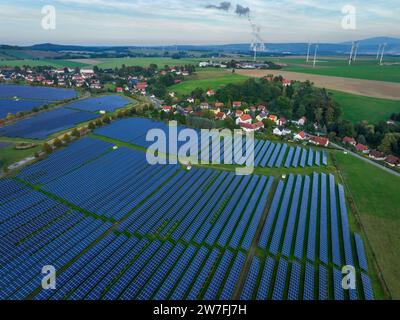 18.10.2023, Deutschland, Zittau, Sachsen - Solarfeld Oberseifersdorf, Solarpark in Oberseifersdorf, Gemeinde Mittelherwigsdorf, mit Wind Stockfoto