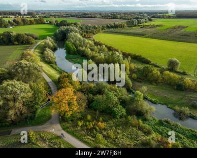 01.11.2023, Deutschland, Bergkamen, Nordrhein-Westfalen - Herbstlandschaft an der Seseke. Die renaturierte Seseke, ein Nebenfluss der Lippe, ist bereits heute Stockfoto