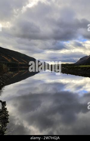 Herbstblick über Loch Lochy bei Laggan Schleusen, Caledonian Canal, Great Glen, Highlands von Schottland Stockfoto