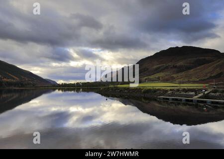 Herbstblick über Loch Lochy bei Laggan Schleusen, Caledonian Canal, Great Glen, Highlands von Schottland Stockfoto