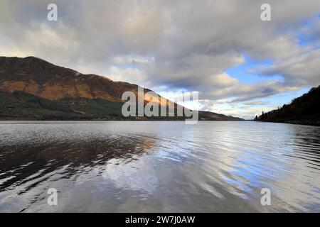 Herbstblick über Loch Lochy, Lochaber, Highlands von Schottland Stockfoto