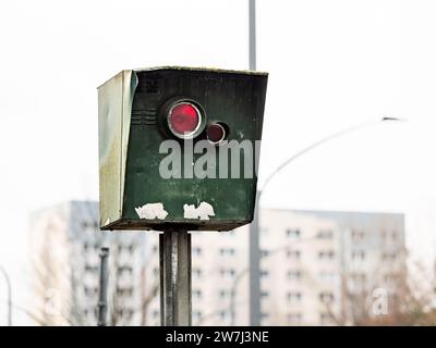 Radarkamera in einer alten grünen Box in Deutschland. Die Verkehrsüberwachungsausrüstung wird in einer städtischen Umgebung verwendet, um schnelle Autofahrer zu regulieren. Stockfoto