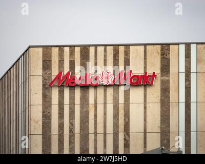 Das Logo des MediaMarkt an der Fassade eines Einkaufszentrums. Der Einzelhändler für Unterhaltungselektronik gehört zum Unternehmen CECONOMY und ist ein großer Arbeitgeber. Stockfoto