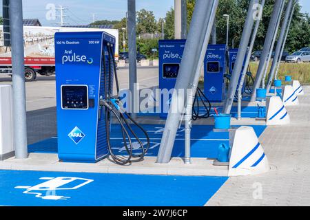 ARAL Pulse E-Ladestation an der Autobahn A3, Abzweig Rees, in Isselburg, 4 Schnellladestationen für 8 Elektrofahrzeuge, NRW, Deutschland Stockfoto