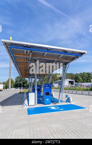 ARAL Pulse E-Ladestation an der Autobahn A3, Abzweig Rees, in Isselburg, 4 Schnellladestationen für 8 Elektrofahrzeuge, NRW, Deutschland Stockfoto