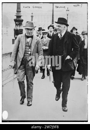 Der Premierminister der Liberalen Partei des Vereinigten Königreichs David Lloyd George und der Außenminister der Konservativen Partei Arthur James Balfour. Während der Alliierten-Konferenz in Paris im Juli 1917. Stockfoto