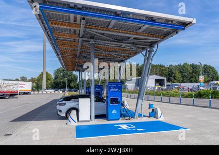 ARAL Pulse E-Ladestation an der Autobahn A3, Abzweig Rees, in Isselburg, 4 Schnellladestationen für 8 Elektrofahrzeuge, NRW, Deutschland Stockfoto