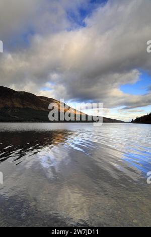 Herbstblick über Loch Lochy, Lochaber, Highlands von Schottland Stockfoto