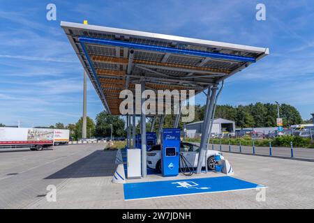 ARAL Pulse E-Ladestation an der Autobahn A3, Abzweig Rees, in Isselburg, 4 Schnellladestationen für 8 Elektrofahrzeuge, NRW, Deutschland Stockfoto