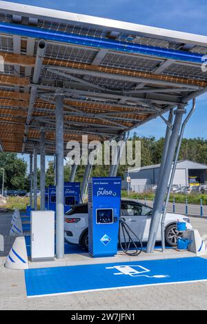 ARAL Pulse E-Ladestation an der Autobahn A3, Abzweig Rees, in Isselburg, 4 Schnellladestationen für 8 Elektrofahrzeuge, NRW, Deutschland Stockfoto