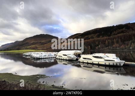 Freizeitboote in Loch Lochy bei Laggan Schleusen, Caledonian Canal, Great Glen, Highlands von Schottland Stockfoto