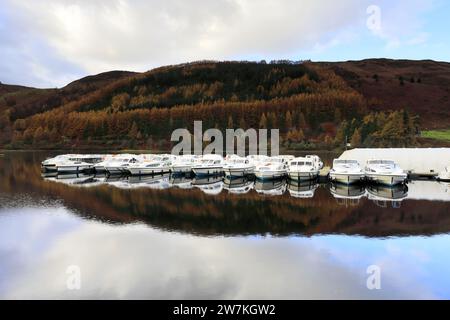 Freizeitboote in Loch Lochy bei Laggan Schleusen, Caledonian Canal, Great Glen, Highlands von Schottland Stockfoto