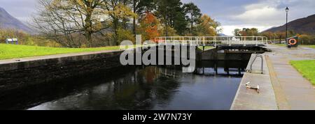 Herbst: Neptunes Treppenhaus, eine Treppenschleuse am Caledonian Canal bei Banavie, in der Nähe von Fort William, Highlands, Schottland, Großbritannien Stockfoto