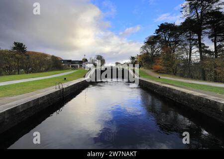 Herbst: Neptunes Treppenhaus, eine Treppenschleuse am Caledonian Canal bei Banavie, in der Nähe von Fort William, Highlands, Schottland, Großbritannien Stockfoto