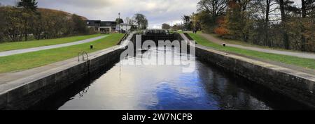 Herbst: Neptunes Treppenhaus, eine Treppenschleuse am Caledonian Canal bei Banavie, in der Nähe von Fort William, Highlands, Schottland, Großbritannien Stockfoto