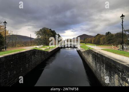 Herbst: Neptunes Treppenhaus, eine Treppenschleuse am Caledonian Canal bei Banavie, in der Nähe von Fort William, Highlands, Schottland, Großbritannien Stockfoto