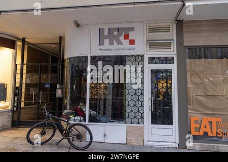 Büro der HRT (Hrvatska radiotelevizija), kroatisches öffentlich-rechtliches Radio, in Zagreb, mit Fahrrad davor geparkt Stockfoto