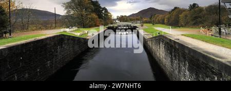 Herbst: Neptunes Treppenhaus, eine Treppenschleuse am Caledonian Canal bei Banavie, in der Nähe von Fort William, Highlands, Schottland, Großbritannien Stockfoto