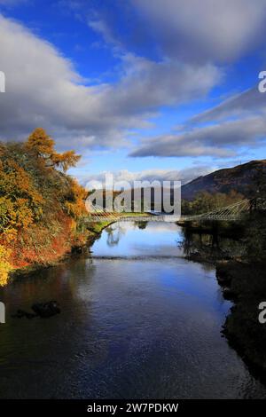 Herbstfarben, die Brücke von Oich über den Fluss Oich, Loch Oich, Highlands von Schottland, Großbritannien Stockfoto