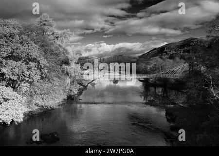 Herbstfarben, die Brücke von Oich über den Fluss Oich, Loch Oich, Highlands von Schottland, Großbritannien Stockfoto