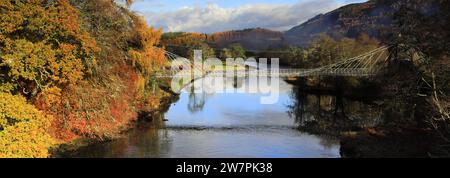 Herbstfarben, die Brücke von Oich über den Fluss Oich, Loch Oich, Highlands von Schottland, Großbritannien Stockfoto