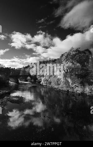 Herbstfarben, die Brücke von Oich über den Fluss Oich, Loch Oich, Highlands von Schottland, Großbritannien Stockfoto