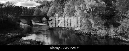 Herbstfarben, die Brücke von Oich über den Fluss Oich, Loch Oich, Highlands von Schottland, Großbritannien Stockfoto