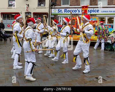 Mehrere Gruppen von Morris-Tänzerinnen traten auf den Straßen von Lymm, Cheshire, England, bei ihrem jährlichen Dickensian Festival auf Stockfoto