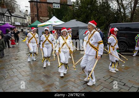 Mehrere Gruppen von Morris-Tänzerinnen traten auf den Straßen von Lymm, Cheshire, England, bei ihrem jährlichen Dickensian Festival auf Stockfoto