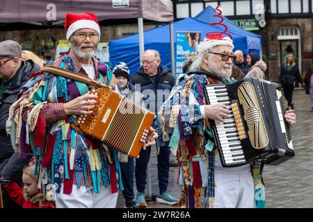 Mehrere Gruppen von Morris-Tänzerinnen traten auf den Straßen von Lymm, Cheshire, England, bei ihrem jährlichen Dickensian Festival auf Stockfoto