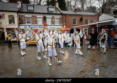 Mehrere Gruppen von Morris-Tänzerinnen traten auf den Straßen von Lymm, Cheshire, England, bei ihrem jährlichen Dickensian Festival auf Stockfoto