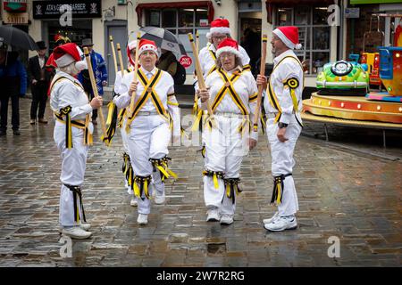 Mehrere Gruppen von Morris-Tänzerinnen traten auf den Straßen von Lymm, Cheshire, England, bei ihrem jährlichen Dickensian Festival auf Stockfoto