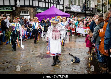 Mehrere Gruppen von Morris-Tänzerinnen traten auf den Straßen von Lymm, Cheshire, England, bei ihrem jährlichen Dickensian Festival auf Stockfoto