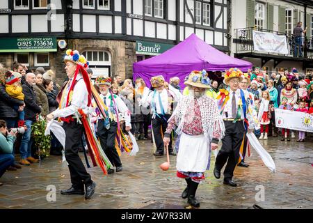 Mehrere Gruppen von Morris-Tänzerinnen traten auf den Straßen von Lymm, Cheshire, England, bei ihrem jährlichen Dickensian Festival auf Stockfoto