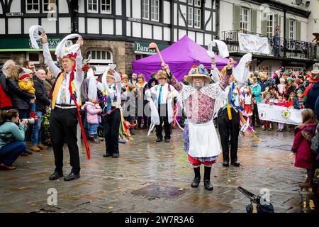 Mehrere Gruppen von Morris-Tänzerinnen traten auf den Straßen von Lymm, Cheshire, England, bei ihrem jährlichen Dickensian Festival auf Stockfoto