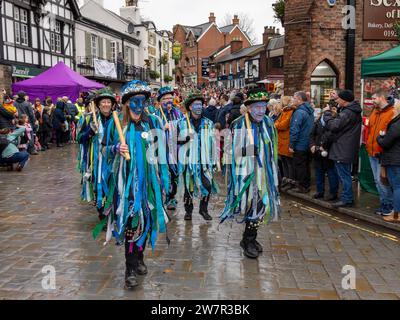 Mehrere Gruppen von Morris-Tänzerinnen traten auf den Straßen von Lymm, Cheshire, England, bei ihrem jährlichen Dickensian Festival auf Stockfoto