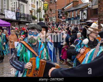 Mehrere Gruppen von Morris-Tänzerinnen traten auf den Straßen von Lymm, Cheshire, England, bei ihrem jährlichen Dickensian Festival auf Stockfoto