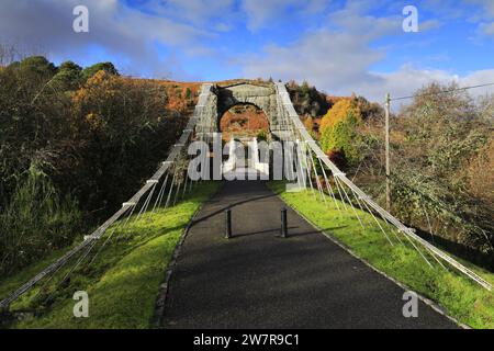 Herbstfarben, die Brücke von Oich über den Fluss Oich, Loch Oich, Highlands von Schottland, Großbritannien Stockfoto