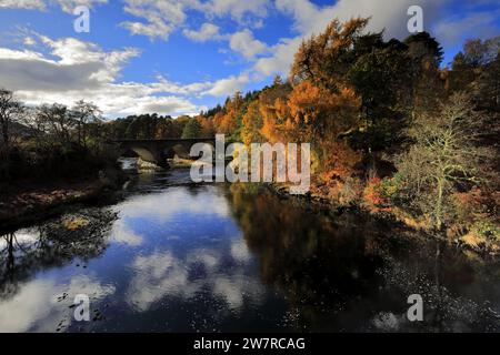 Herbstfarben, die Brücke von Oich über den Fluss Oich, Loch Oich, Highlands von Schottland, Großbritannien Stockfoto