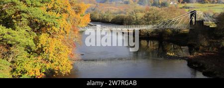 Herbstfarben, die Brücke von Oich über den Fluss Oich, Loch Oich, Highlands von Schottland, Großbritannien Stockfoto